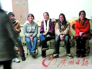 肖巧(右四)和同学们在一起。 肖巧(右四)和同学们在一起。